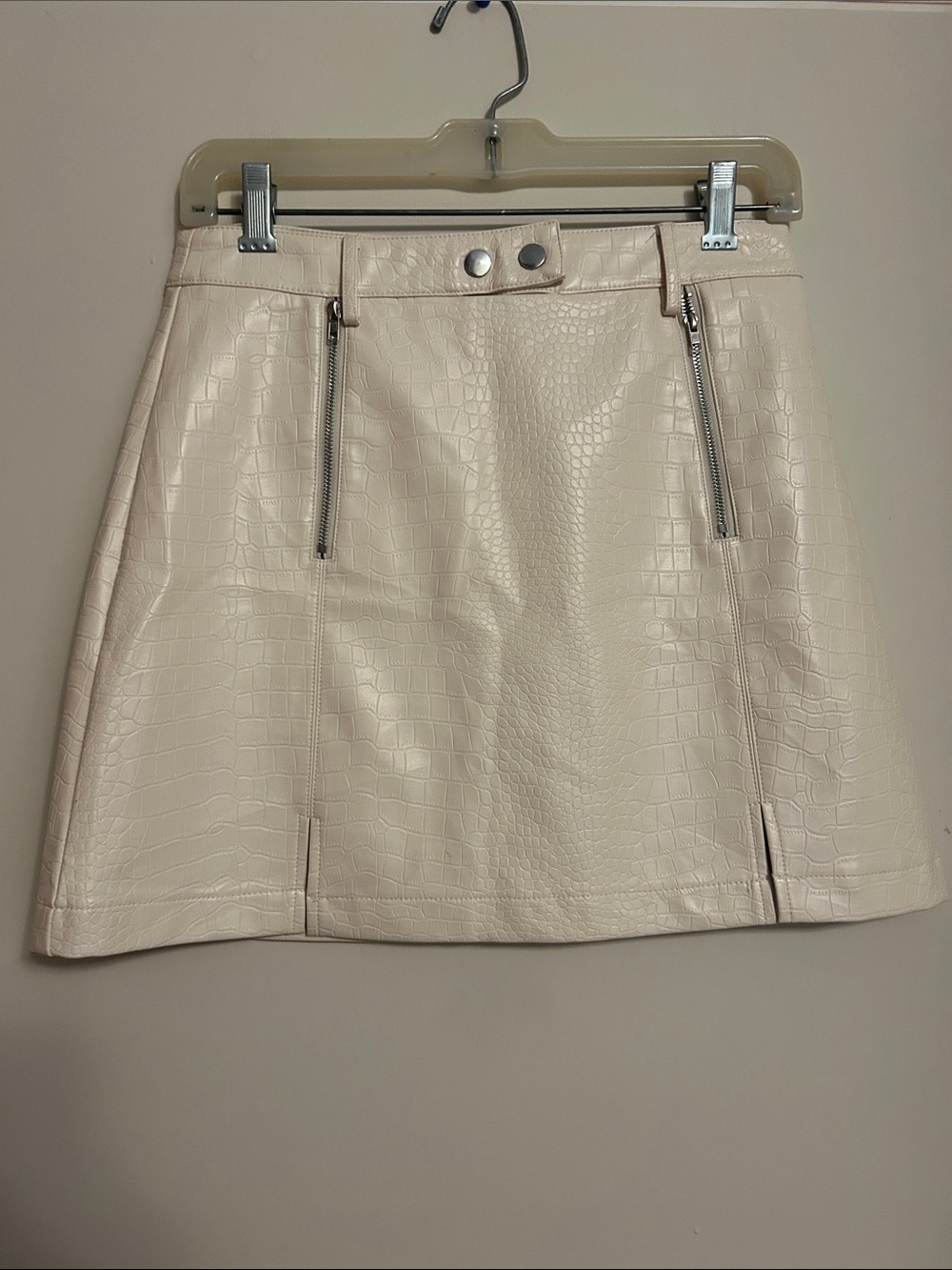 Mi Ami by Francesca’s faux croc A-line cream back zip mini skirt size small